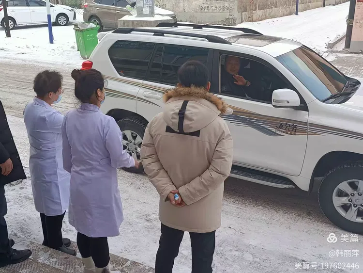 浑江区委常委,常务副区长韩东在区卫键局党组书记,局长王少勇的陪同下